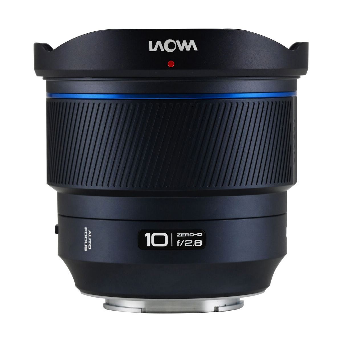 Lähikuva Laowa Sony FE AF 10mm f/2.8 Zero-D FF -objektiivista, jossa on musta runko, sininen korostusrengas ja uurrettu tarkennusrengas, pystyssä valkoista taustaa vasten.