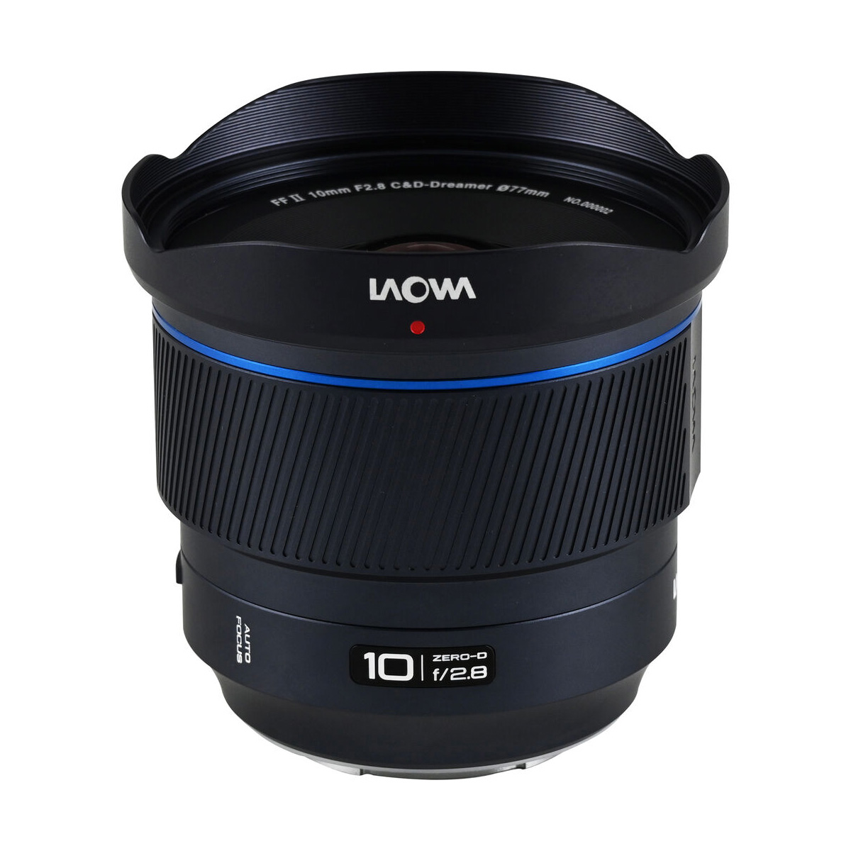 Laowa Sony FE AF 10mm f/2.8 Zero-D FF -laajakulmaobjektiivi, jossa on sininen aksenttirengas, näkyy valkoista taustaa vasten.