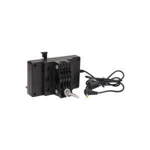 NANLITE V-Mount -akkusovitin DC-portilla on musta elektroniikkalaite, jossa on asennettu vaihtokytkin, kolme säätönuppia ja liitetty virtajohto, jossa on suorakulmainen liitin, kuvassa valkoisella pohjalla.