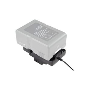 NANLITE V-Mount -akkusovitin DC-portilla, suorakulmainen harmaa, on yhdistetty mustaan latausdokkariin virtajohdolla. Tilan merkkivalot ja painettu teksti näkyvät akussa, joka on asetettu tavallista valkoista taustaa vasten.