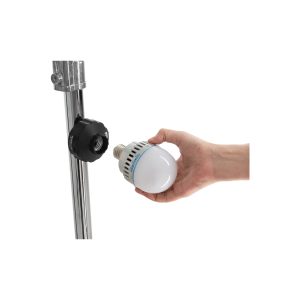 Käsi pitää valkoista LED-lamppua lähellä metallista pylvästä, jossa on musta NANLITE E27 -magneettisovitin, ja näyttää asentavan tai irrottavan lamppua.