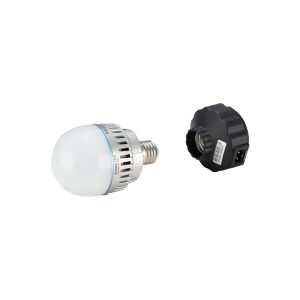 Valkoinen LED-lamppu, jossa on metallinen kanta, näkyy NANLITE E27 -magneettisovittimen, mustan irrotettavan pistorasian, vieressä valkoisella pohjalla.