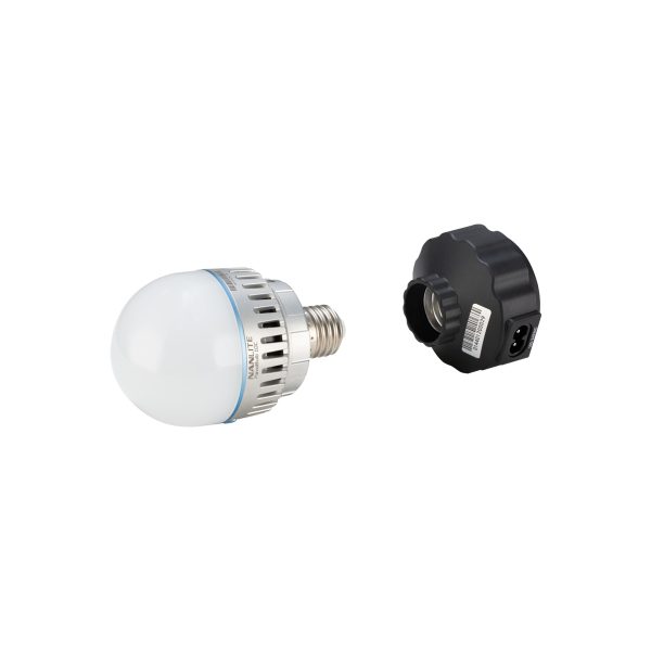 Valkoinen LED-lamppu, jossa on metallinen kanta, näkyy NANLITE E27 -magneettisovittimen, mustan irrotettavan pistorasian, vieressä valkoisella pohjalla.