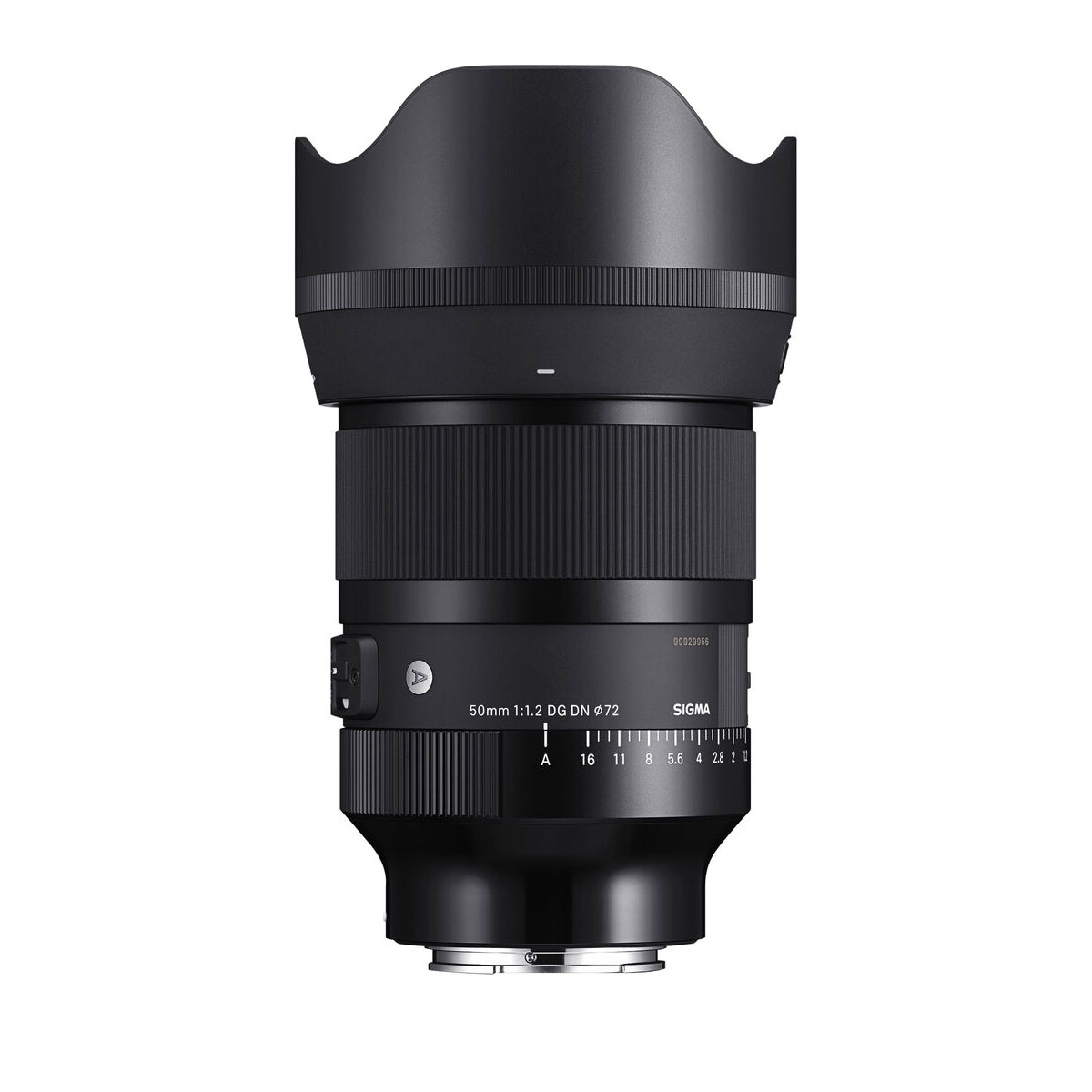 Musta Sigma 50mm f/1.2 DG DN DN Art -objektiivi, Sony E näkyy pystysuoraan valkoisella taustalla, ja sen suuri huppu, tarkennusrengas, aukkorengas ja objektiivin kiinnitys korostuvat.
