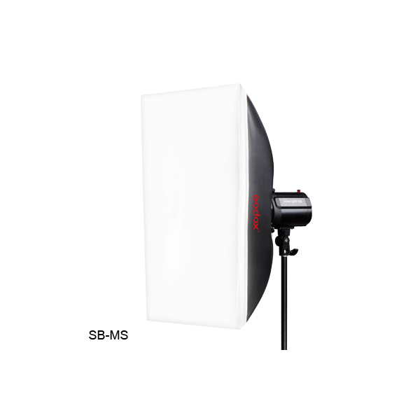 Godox Softbox Universal Mount 40x60cm, jossa on valkoinen etudiffuusori ja mustat sivut, on asennettu mustalle jalustalle. Vasemmassa alakulmassa on merkintä SB-MS.