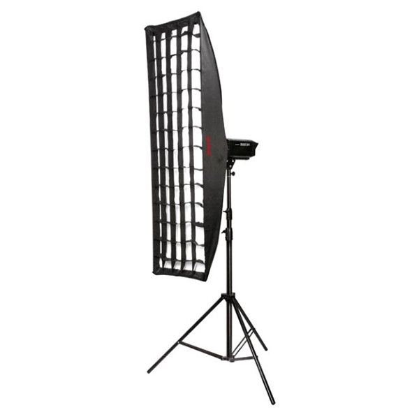 Godox Softbox Bowens Mount + Grid 70x100cm on korkea suorakulmainen softbox, jossa on ritilä, joka on suunniteltu studiokuvauksen valaistukseen ja joka on helppo asentaa jalustalle.