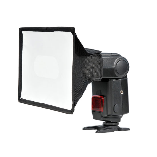 Godox Portable Softbox for Speedlite 10x10cm on asennettu kameran salaman ja pienen mustan kolmijalkajalustan päälle, eristettynä valkoiselle taustalle.