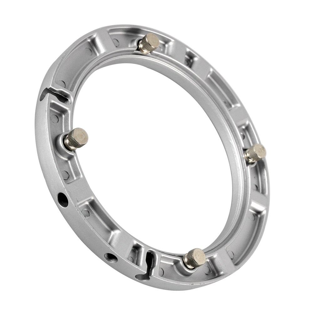 Godox Softbox Universal Adapter on hopeinen metallinen pyöreä kiinnitysrengas, jossa on kolme tasaisin välimatkoin olevaa pulttia, kuvassa vinossa valkoisella pohjalla.
