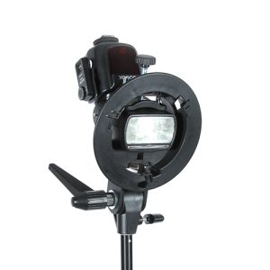Godoxin S-tyyppinen Bracket Bowens 60x60cm softboxilla on asennettu valotelineeseen valkoista taustaa vasten.