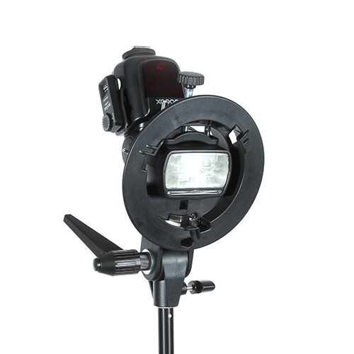 Godoxin S-tyyppinen Bracket Bowens 60x60cm softboxilla on asennettu valotelineeseen valkoista taustaa vasten.