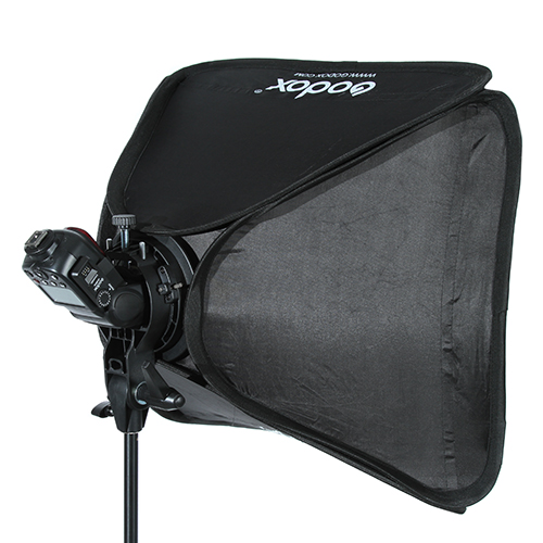 Godox S-tyypin Bracket Bowens + Softbox 80x80cm, musta, kiinnitetään valotustelineeseen, jonka takaosaan on kiinnitetty salama - ihanteellinen ammattimaiseen valokuvaukseen.