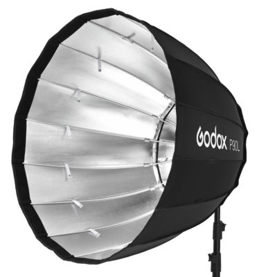 Suuri, musta ja hopeinen sateenvarjon muotoinen Godox Parabolic Softbox Elinchrom P90LE on asennettu jalustalle valkoista taustaa vasten.