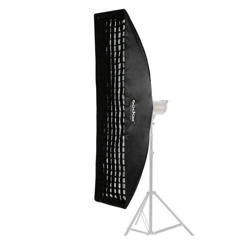 Musta Godox Softbox Bowens Mount + Grid 40x180cm on asennettu studiovalotelineeseen valkoista taustaa vasten, ja Godoxin logo on keskellä.