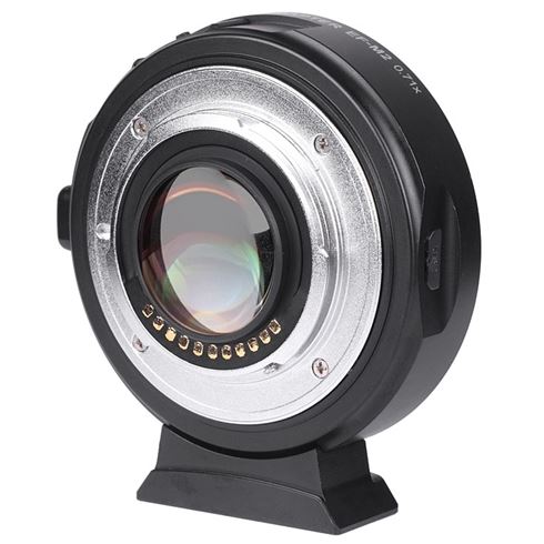 Lähikuvassa Viltrox EF-M2II Autofocus Adapter 0.71x -objektiivista näkyy sen metalliset elektroniset kontaktit, lasielementit ja jalustan kiinnitysjalka jalustakiinnitystä varten.