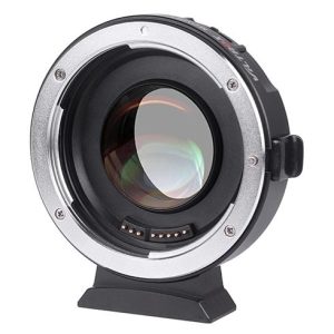 Lähikuvassa Viltrox EF-M2II Autofocus Adapter 0,71x näkyy sen metallinen kiinnitysrengas, elektroniset koskettimet ja keskeinen lasielementti valkoisella pohjalla.