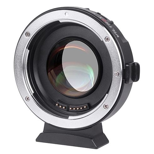 Lähikuvassa Viltrox EF-M2II Autofocus Adapter 0,71x näkyy sen metallinen kiinnitysrengas, elektroniset koskettimet ja keskeinen lasielementti valkoisella pohjalla.