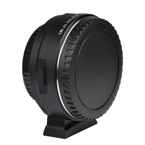 Viltrox EF-M1 Autofocus Adapter on musta kameran objektiivin kiinnike, jossa on kuvioitu kahva ja sileä etukansi ja joka on suunniteltu objektiivien kiinnittämiseen kameran runkoon. Kuvattu valkoista taustaa vasten.