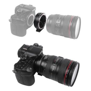 Musta Lumix-kameran runko, Viltrox EF-M1 Autofocus Adapter ja suuri Canon-zoom-objektiivi näkyvät ylhäällä erikseen; alhaalla kamera, adapteri ja objektiivi on koottu yhteen.