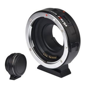 Lähikuva Viltrox EF - M1 Autofocus Adapterista, jossa on elektroniset koskettimet objektiivin suojuksen vieressä. Tämän sovittimen avulla voit kiinnittää EF-mount-objektiivit yhteensopiviin kamerarunkoihin.