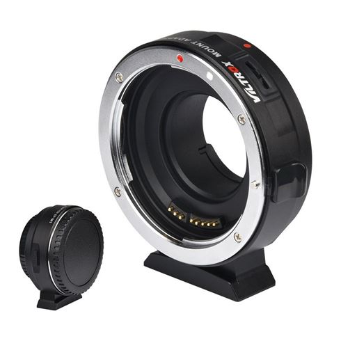 Lähikuva Viltrox EF - M1 Autofocus Adapterista, jossa on elektroniset koskettimet objektiivin suojuksen vieressä. Tämän sovittimen avulla voit kiinnittää EF-mount-objektiivit yhteensopiviin kamerarunkoihin.