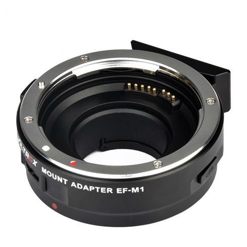 Viltrox EF-M1 Autofocus Adapterissa on elektroniset koskettimet ja ulkorenkaan merkintä, jonka avulla EF-objektiivit voidaan kiinnittää kameroihin.