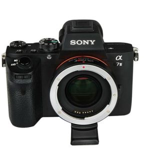 Viltrox EF-E II Autofocus Adapter 0.71x on esitetty edestä, jossa näkyy objektiivin kiinnitys ja säätimet ilman objektiivia.