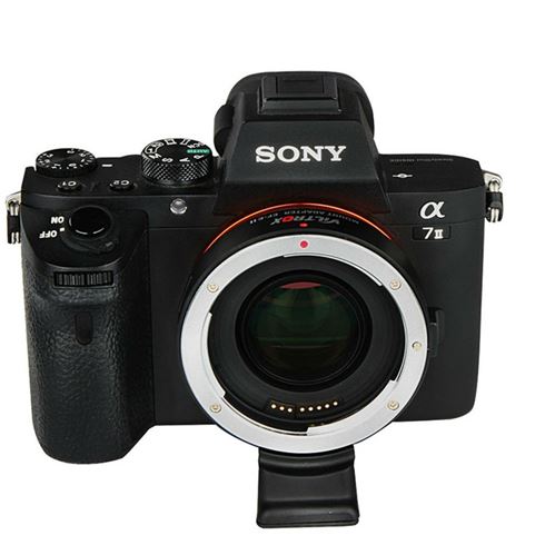 Viltrox EF-E II Autofocus Adapter 0.71x on esitetty edestä, jossa näkyy objektiivin kiinnitys ja säätimet ilman objektiivia.