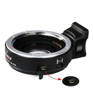 Lähikuva Viltrox EF - E II Autofocus Adapter 0.71x -laitteesta, jossa on USB-portti laiteohjelmistopäivityksiä varten, punainen nuoli korostaa porttia. Mustassa sovittimessa on metalliset korostukset.