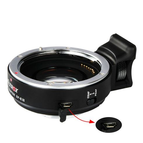 Lähikuva Viltrox EF - E II Autofocus Adapter 0.71x -laitteesta, jossa on USB-portti laiteohjelmistopäivityksiä varten, punainen nuoli korostaa porttia. Mustassa sovittimessa on metalliset korostukset.