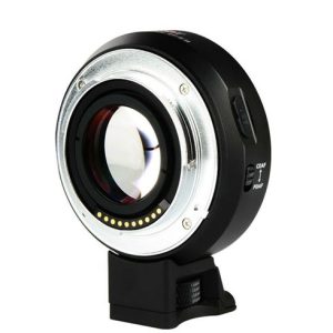 Lähikuva Viltrox EF - E II Autofocus Adapter 0.71x, musta ja hopea, seisoo pystyssä kiinnikkeessä, jossa on näkyvät elektroniset koskettimet ja harjattu reuna.