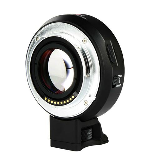Lähikuva Viltrox EF - E II Autofocus Adapter 0.71x, musta ja hopea, seisoo pystyssä kiinnikkeessä, jossa on näkyvät elektroniset koskettimet ja harjattu reuna.