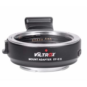 Viltrox EF-E II Autofocus Adapter 0.71x, kuvassa edestä, jossa näkyvät elektroniset kontaktit ja tuotemerkki, mahdollistaa EF-objektiivien kiinnittämisen yhteensopiviin kamerarunkoihin.