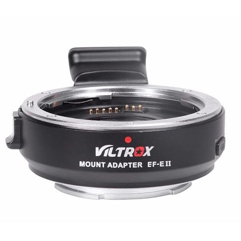 Viltrox EF-E II Autofocus Adapter 0.71x, kuvassa edestä, jossa näkyvät elektroniset kontaktit ja tuotemerkki, mahdollistaa EF-objektiivien kiinnittämisen yhteensopiviin kamerarunkoihin.