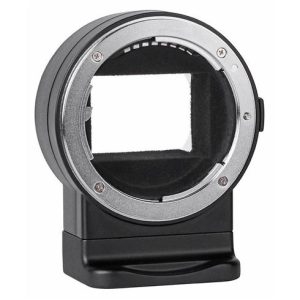 Lähikuva Viltrox Nikon F - E1 Autofocus Adapterista, jossa on musta runko, suorakulmainen aukko ja hopeinen metallirengas valkoista taustaa vasten.