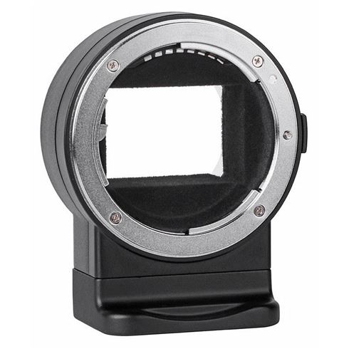 Lähikuva Viltrox Nikon F - E1 Autofocus Adapterista, jossa on musta runko, suorakulmainen aukko ja hopeinen metallirengas valkoista taustaa vasten.