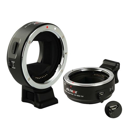 Esillä on kaksi Viltrox EF-NEX IV -automaattitarkennusadapteria - yksi pystyasennossa, toinen tasainen - Canon EF-objektiivien kiinnittämiseksi Sony E-mount -kameroihin, ja lähikuvassa on adapterin elektroniset koskettimet.