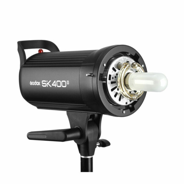 Godox SK400II -studiostroboskooppivalaisin, musta, jossa on valkoinen lamppu, on asennettu mustalle jalustalle ja näytetään valkoista taustaa vasten.
