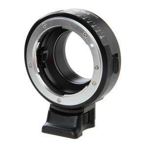 Lähikuva Viltrox Nikon F - M43 -objektiivin kiinnityssovittimesta, jossa on metallinen rengas, musta runko ja kiinnitysjalusta valkoista taustaa vasten kuvattuna.