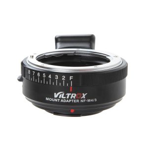 Musta Viltrox Nikon F - M43 -objektiivin kiinnityssovitin, jossa on numeromerkinnät ja punainen kohdistusmerkki valkoisella pohjalla. Tämä sovitin yhdistää Nikon F-mount -objektiivit Micro Four Thirds (M43) -kameroiden kiinnikkeisiin.