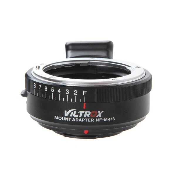 Musta Viltrox Nikon F - M43 -objektiivin kiinnityssovitin, jossa on numeromerkinnät ja punainen kohdistusmerkki valkoisella pohjalla. Tämä sovitin yhdistää Nikon F-mount -objektiivit Micro Four Thirds (M43) -kameroiden kiinnikkeisiin.