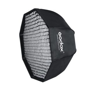 Godox SB-GUE95 Umbrella Softbox Bowens 95cm with Grid on musta, kahdeksankulmainen softbox studiokuvaukseen; Godoxin logo näkyy sivupaneelissa.