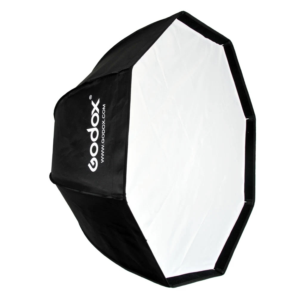 Mustassa, kahdeksankulmaisessa Godox SB-GUE120 Umbrella Softbox Bowens 120cm with Grid -varjostimessa on valkoinen diffuusiopaneeli valokuvauksen valaistukseen; Godoxin logo ja verkkosivusto näkyvät sivulla.