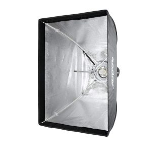 Godox Umbrella Softbox Bowens 80x120 with Grid -valaisimessa on heijastava hopeinen sisäpuoli ja musta ulkopuoli, joka hajottaa valoa studiokuvaukseen; kuvassa edestä.