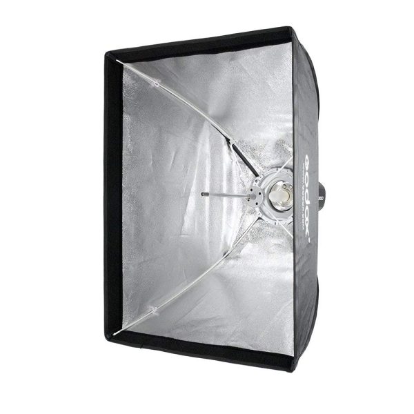 Godox Umbrella Softbox Bowens 80x120 with Grid -valaisimessa on heijastava hopeinen sisäpuoli ja musta ulkopuoli, joka hajottaa valoa studiokuvaukseen; kuvassa edestä.