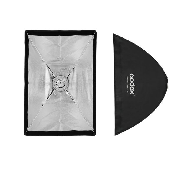 Vasemmalla Godox Umbrella Softbox Bowens 50x70 with Grid -valaisimen sisäinen heijastava hopeinen vuori, jossa on tangot; oikealla sen musta ulkokuori, jossa on Godoxin logo ja verkkosivusto valkoisella.