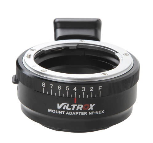 Viltrox Nikon F - NEX -sovittimessa on musta viimeistely, numeroitu valitsin ja lukitusvipu, joiden avulla voit kiinnittää Nikon F-mount -objektiivit Sony NEX -kameroihin.