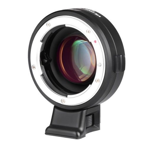 Lähikuva Viltrox Nikon F - E MF Lens Mount Adapter 2 stop -objektiivisovittimesta, jossa on musta runko, metallinen kiinnitys, lasielementti heijastuksineen ja jalustan jalusta, kaikki valkoista taustaa vasten.