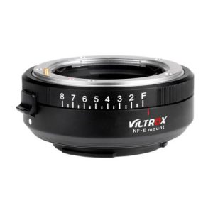 Lähikuva Viltrox Nikon F - E MF-objektiivin kiinnityssovittimen 2 stopista, jossa näkyy sen musta-hopea muotoilu, säätönumerot ja Viltrox-logo sivulla.