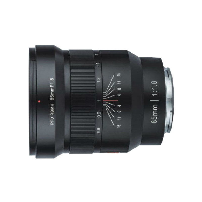 Viltrox MF 85mm f/1.8 PFU RBMH -objektiivi Sonylle näkyy mustana manuaalitarkennuksella ja valkoisilla ja punaisilla aukkomerkinnöillä valkoista taustaa vasten.