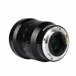 Viltrox MF 85mm f/1.8 PFU RBMH -objektiivi Sonylle on esitetty mustana hopeisella kiinnikkeellä ja elektronisilla koskettimilla valkoisella taustalla, ja objektiivin merkinnät ja aukon numerot ovat näkyvissä tynnyrissä.